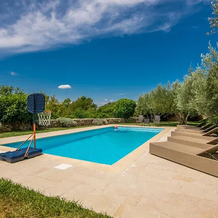 4 Bedroom Cozy In Holiday home Linardici