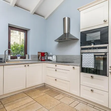 4 Bedroom Cozy In Holiday home Linardici
