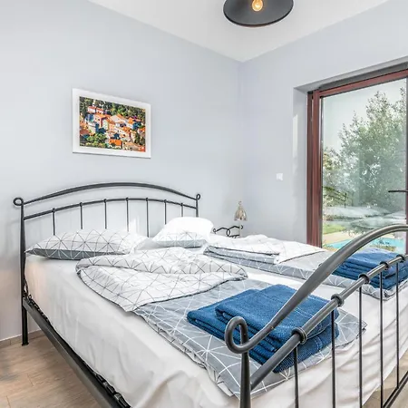 4 Bedroom Cozy In * Linardici