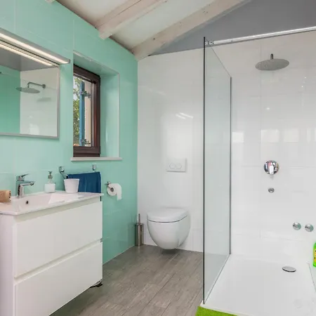 4 Bedroom Cozy In Linardici