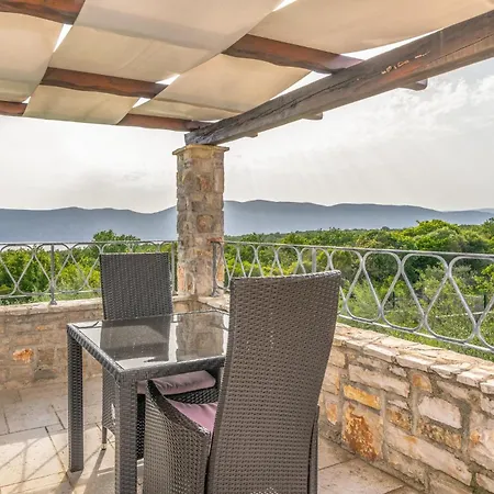 4 Bedroom Cozy In Linardici