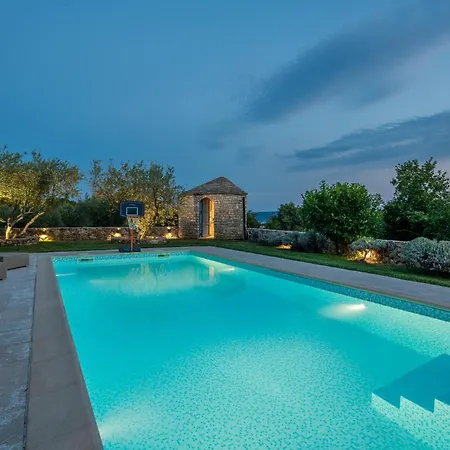 4 Bedroom Cozy In Holiday home *