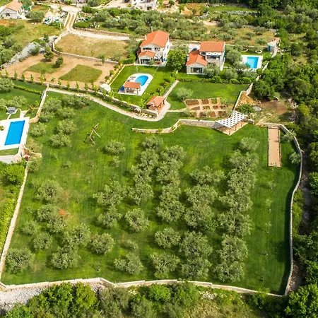 4 Bedroom Cozy In Holiday home Linardici
