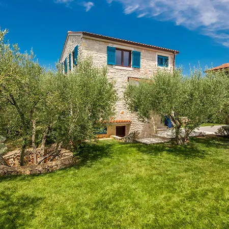 4 Bedroom Cozy In Linardici