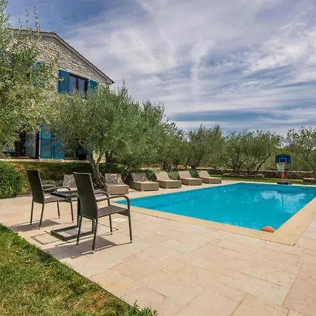 4 Bedroom Cozy In Nyaraló