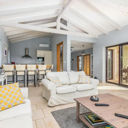 Nyaraló 4 Bedroom Cozy In *