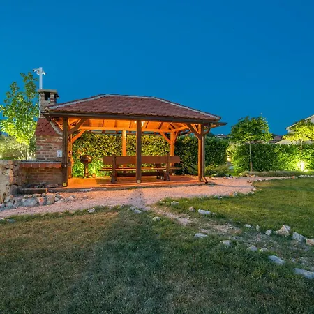 펜션 4 Bedroom Cozy In Linardići