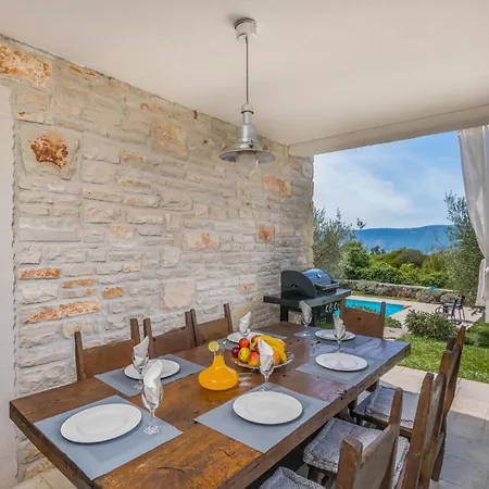 4 Bedroom Cozy In * Linardići