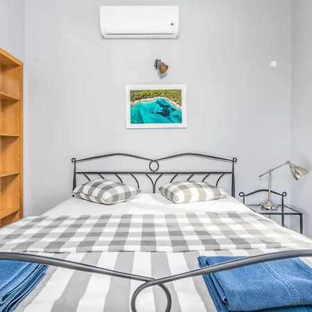 4 Bedroom Cozy In * Linardići