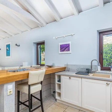 펜션 4 Bedroom Cozy In *