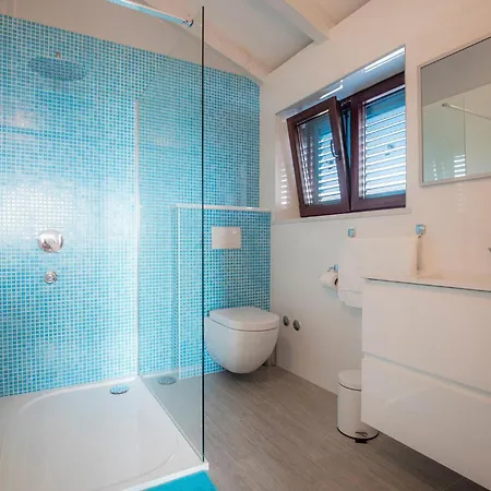 펜션 4 Bedroom Cozy In Linardići