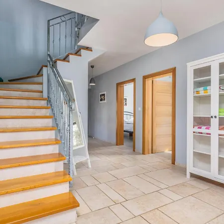 4 Bedroom Cozy In Linardići