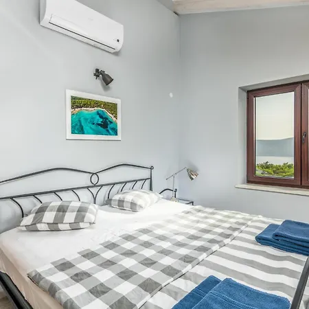 4 Bedroom Cozy In * Linardići