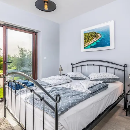 펜션 4 Bedroom Cozy In