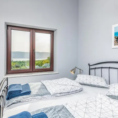 4 Bedroom Cozy In Nyaraló *