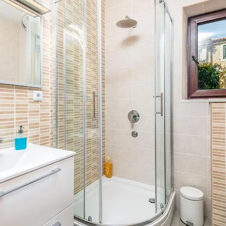 4 Bedroom Cozy In 펜션 Linardići
