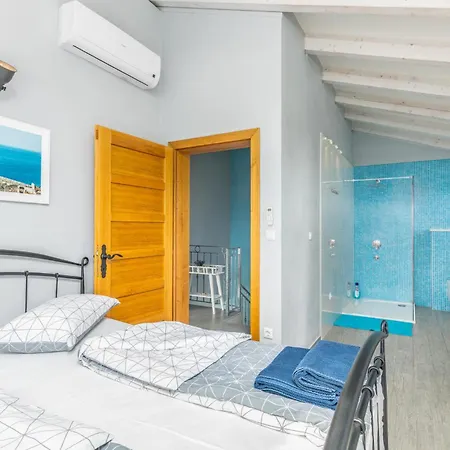 4 Bedroom Cozy In * Linardići