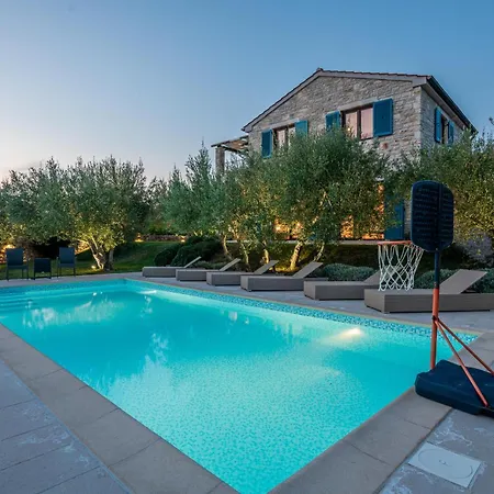 4 Bedroom Cozy In Nyaraló