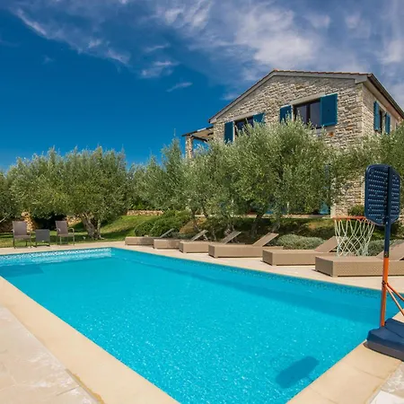 4 Bedroom Cozy In * Linardići